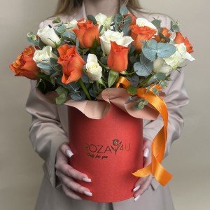 Букет дня в коробке с розами Украшение